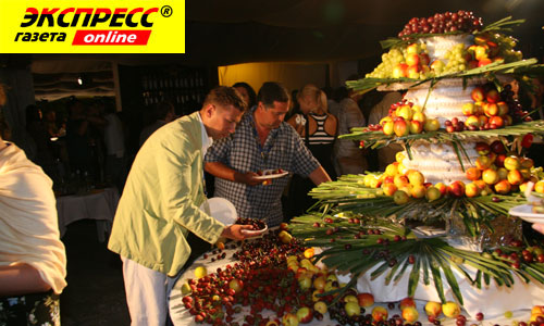 ФРУКТОВОЕ ИЗОБИЛИЕ: звезд в Сочи кормят на убой