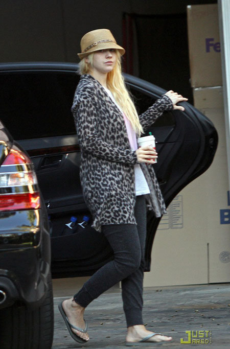 В растянутом кардигане, мятых штанах и шлёпанцах поп-диву было не узнать. Фото: justjared.buzznet.com
