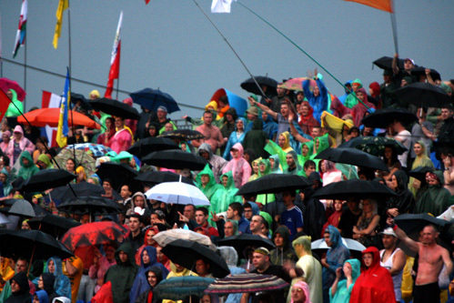 Ливень продолжался во время всего выступления группы