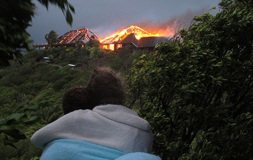Гости с ужасом смотрели на полыхавшее поместье