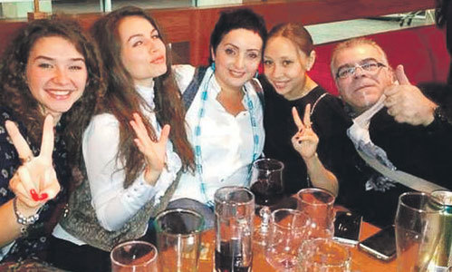 57-летнему ДАВИДЯНУ приятно общество юных коллег женского пола (Фото: Fb.com)