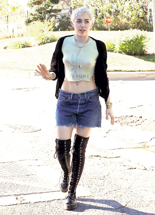 САЙРУС со всей дури гуляет в майке с надписью, призывающей узаконить употребление марихуаны