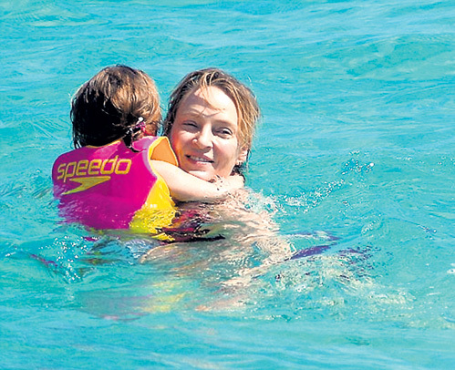 Малышка Луна купалась в спасательном жилете и под присмотром мамы