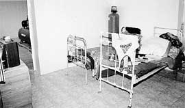 КРОВАТИ С ГРЯЗНЫМИ МАТРАСАМИ: здесь спят рабочие из Москвы