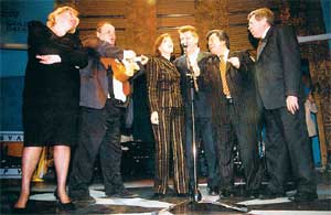 ПОЮЩИЕ ВМЕСТЕ: каждый политик в душе артист