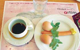 ИЗЫСКАННЫЙ ЗАВТРАК: у Гарика Сукачева и его друзей почему-то аппетита не вызвал