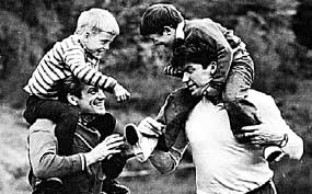 ВЛАДИМИР КОВАЛЕНОК И ВАЛЕРИЙ РЮМИН С ДЕТЬМИ: сесть на шею космонавтам удавалось только их сыновьям-наследникам