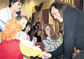 В ДЕТСКОМ ДОМЕ: Тайсон поздравил ребятишек с Новым годом