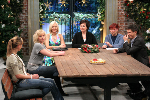 Фигуристка Елена СОКОЛОВА (вторая слева) откровенно рассказала ведущим шоу и Тимуру о своих вредных привычках