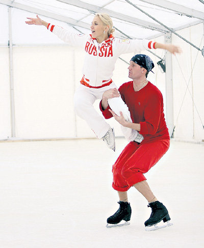 В руках Романа КОСТОМАРОВА Юлия КОВАЛЬЧУК летает, как птичка