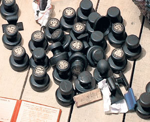 Наборы липовых печатей стоили копейки, а приносили тысячи рублей и евро