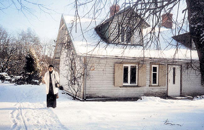 Журналистка-Татьяна-КИЗИЛОВА-у-домика-актрисы-в-Мурьяну