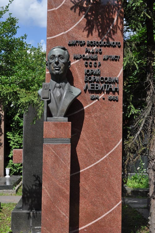 Памятник на могиле Ю. Левитана на Новодевичьем кладбище. wikimedia
