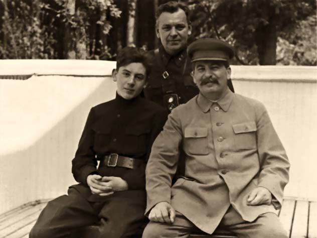 Василий и Иосиф Сталины, за спинами которых стоит Николай Власик. 1935. Источник: wikipedia