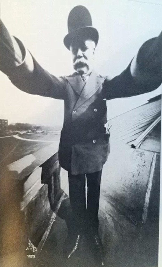 1910 год. Основатель нью-йоркской фотокомпании Byron Джо Байрон — первый, кто додумался сфотографировать себя прямо с руки, как это делают сейчас.