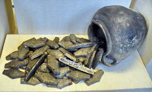 Серебряные гривны. Иногда клад выглядит именно так. Источник: wikimedia.org