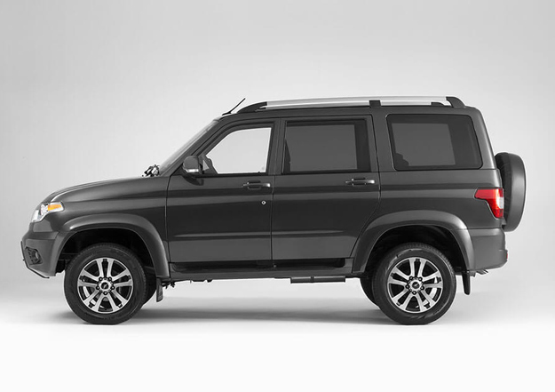 UAZ Patriot. «Русский крузак» можно смело назвать полноценным внедорожником, хотя некоторые отнесут его к кроссоверам. Если вас не пугает отсутствие коробки «автомат», то обязательно стоит присмотреться к российской модели. Особенно учитывая начальную цену, которая составляет 719 000 рублей. Стоит отметить, что и максимальная комплектация обойдется вам меньше миллиона. (Фото: UAZ)