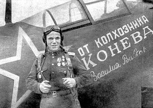 Иван Кожедуб у подаренного колхозником Коневым деревянного истребителя Ла-5. Источник: wikimedia.org