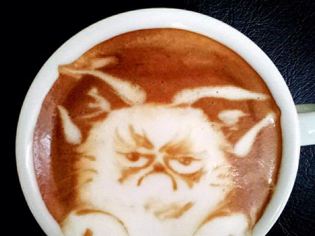 Кофе - источник бодрости Котик на пенке латте