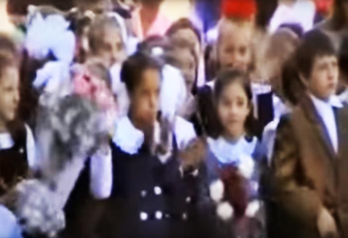 Торжественная линейка 1сентября 2004 года, город Беслан, за несколько минут до нападения террористов. Источник youtube.com