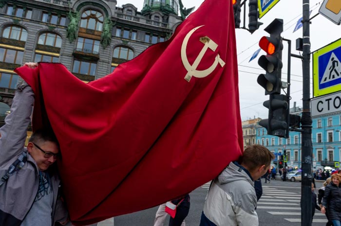 Санкт-Петербург. Болельщики во время празднования победы сборной России в матче 1/8 финала чемпионата мира по футболу - 2018 между командами России и Испании. Источник: Архив "КП". Автор фотографии: Золото Олег