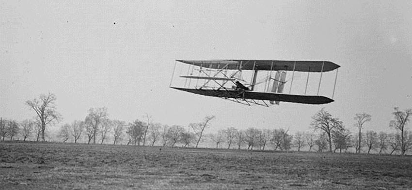 Орвилл Райт в полете над Прерией Хаффмана на Флайере-II, 16 ноября 1904 года.