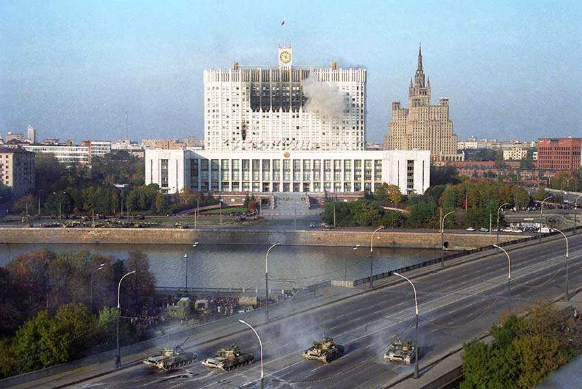 На подступах к Белому дому 4 октября 1993 года.