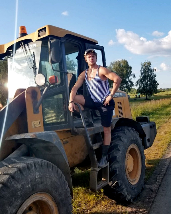 Во время приездов на Алтай звёздный хоккеист выглядит совсем не заморской штучкой