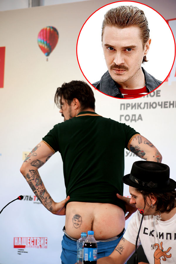 Клоун Юрий Музыченко из группы The Hatters продемонстрировал, кто красуется у него на мягком месте. Оказалось, это его друг Ильич (Илья Прусикин) из рейв-команды Little Big