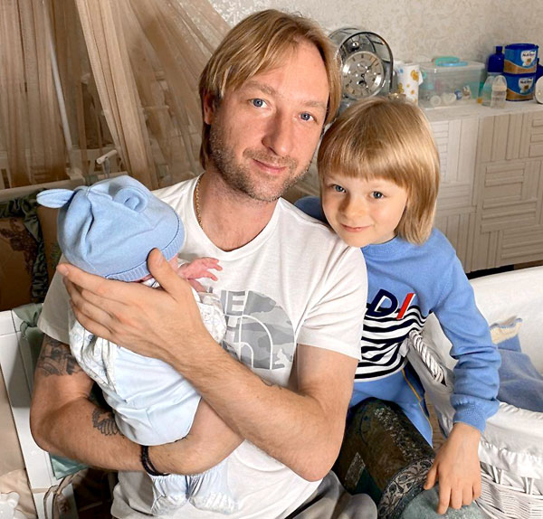 Евгений Плющенко с детьми