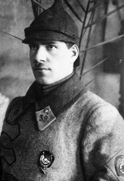 В 1923 г. носил модные чаплинские усики