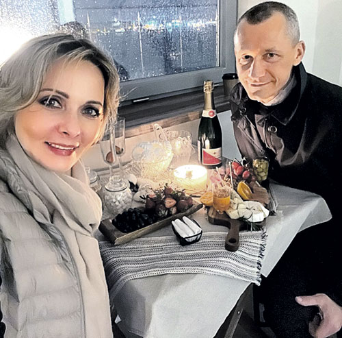 Дарья и Андрей - очень спортивная пара. Ее 50-летие они отметили в первые минуты наступления юбилея в Питере, на крыше дома с видом на Петропавловскую крепость. А потом она улетела в Москву играть спектакль, а он - в командировку