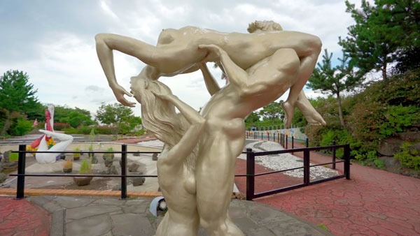 В обязательную программу корейской свадьбы входит посещение парка Love Land с такими вот наглядными пособиями