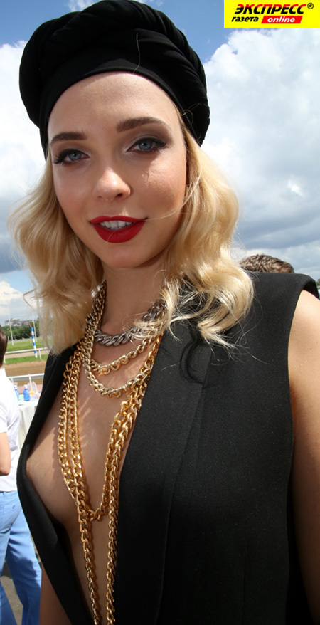 СОЛИСТКА ГРУППЫ «МОБИЛЬНЫЕ БЛОНДИНКИ»