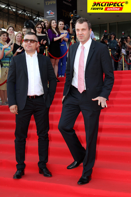 ЕВГЕНИЙ ПОПОВ (справа)