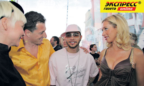 ТИМАТИ(В ЦЕНТРЕ): с Александром Шусторовичем и Ульяной Цейтлиной. После того как в Интернете разместили кадры, гре рэпер занимается сексом с Ксюшей Собчак, интимной подружкой Шусторовича, особенно пикантно видеть их вместе