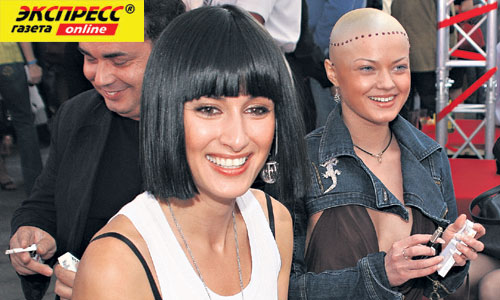 ТИНА КАНДЕЛАКИ(В ЦЕНТРЕ): в парике под Наталью Варлей эффектно смотрелась на фоне лысины любовницы телеведущего Шахова