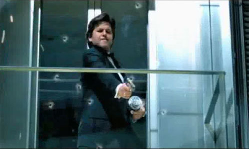 «Спецагент» АНДЕРС отважно палит по врагам из стеклянного пуленепробиваемого лифта (кадр из клипа «Stay with me»)