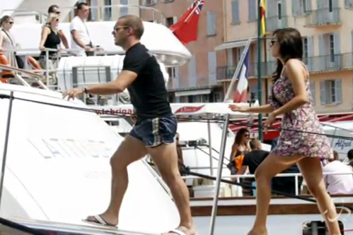 А затем уединился с женой на яхте