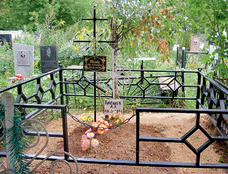 Неизвестный доброжелатель позаботился о последнем пристанище ИВЛЕВОЙ. Фото ДВАМАЛА/necropolist.narod.ru