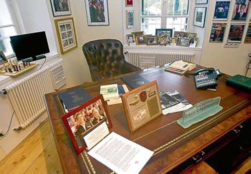 В музей перевезли стол губернатора Калифорнии, пост которого с успехом занимал Арнольд