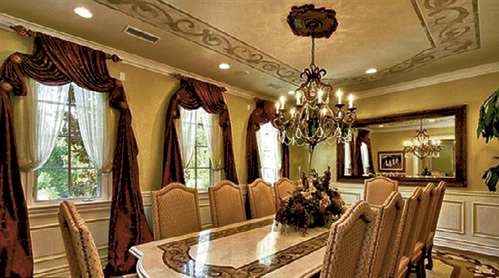 Парадная столовая возбуждает аппетит роскошью убранства
