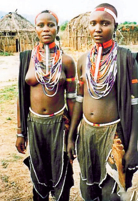 Женщин-масаи легко отличить по выбритой голове, ярким одеждам и бусам. Кроме того, у них практикуется удаление одного из нижних зубов и обрезание, из-за чего они не испытывают оргазм