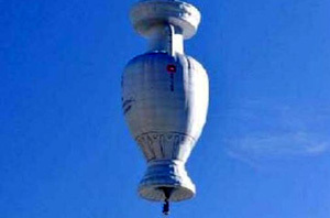 Кубок Европы поднялся в Швейцарское небо. Фото: РИА «Новости»