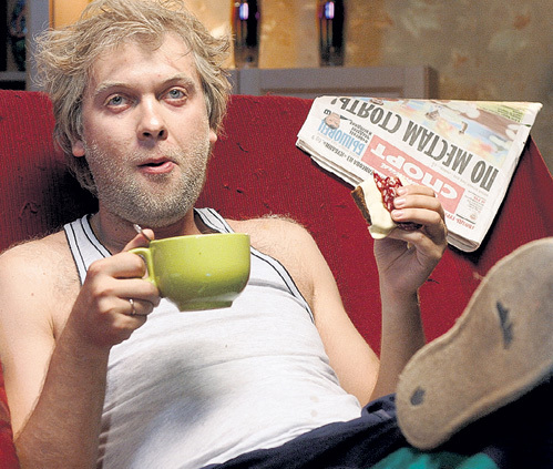 ...её муж выглядит неопрятным пофигистом только на работе (кадр из сериала «Наша RUSSIA»)