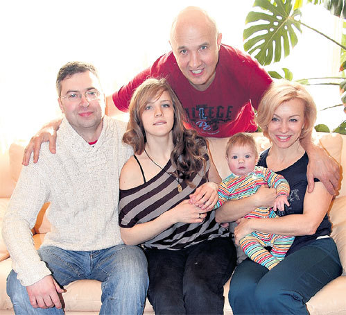 В гости к новоявленным дедушке и бабушке Даша ЛУКИНСКАЯ с мужем Дмитрием привезли внука Алешеньку