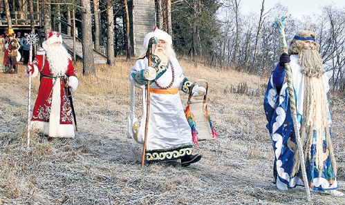 На слёте российских волшебников, который проходит в Великом Устюге, Царь Берендей, Чысхан и Дедушка Мороз (все на фото) делят сферы влияния с себе подобными