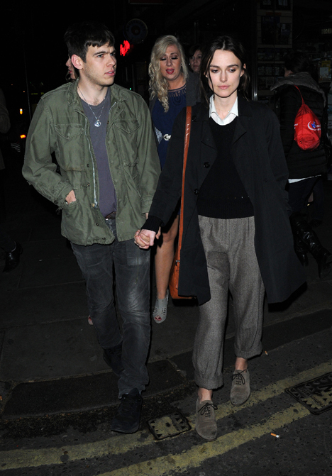 Кира НАЙТЛИ с женихом Джеймсом РАЙТОНОМ.