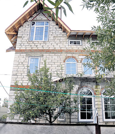 На трехэтажный особняк Сергей заработал «6 кадрами»