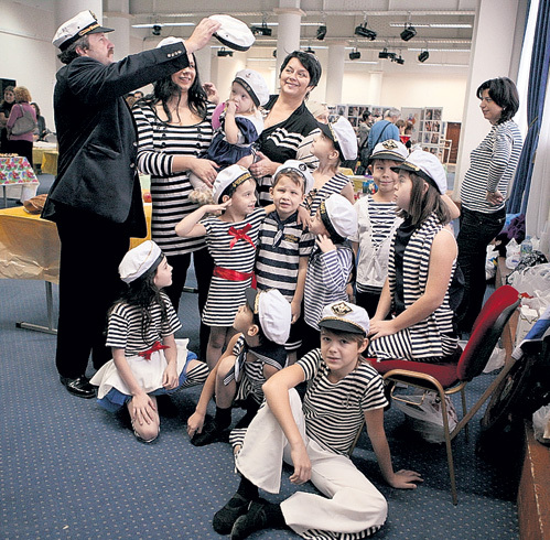 Супруги Александр и Марина МАРКЕЛОВЫ ведут курсом радости свой многодетный семейный корабль. Фото Евгении СМОЛЯНСКОЙ/«Российская газета»